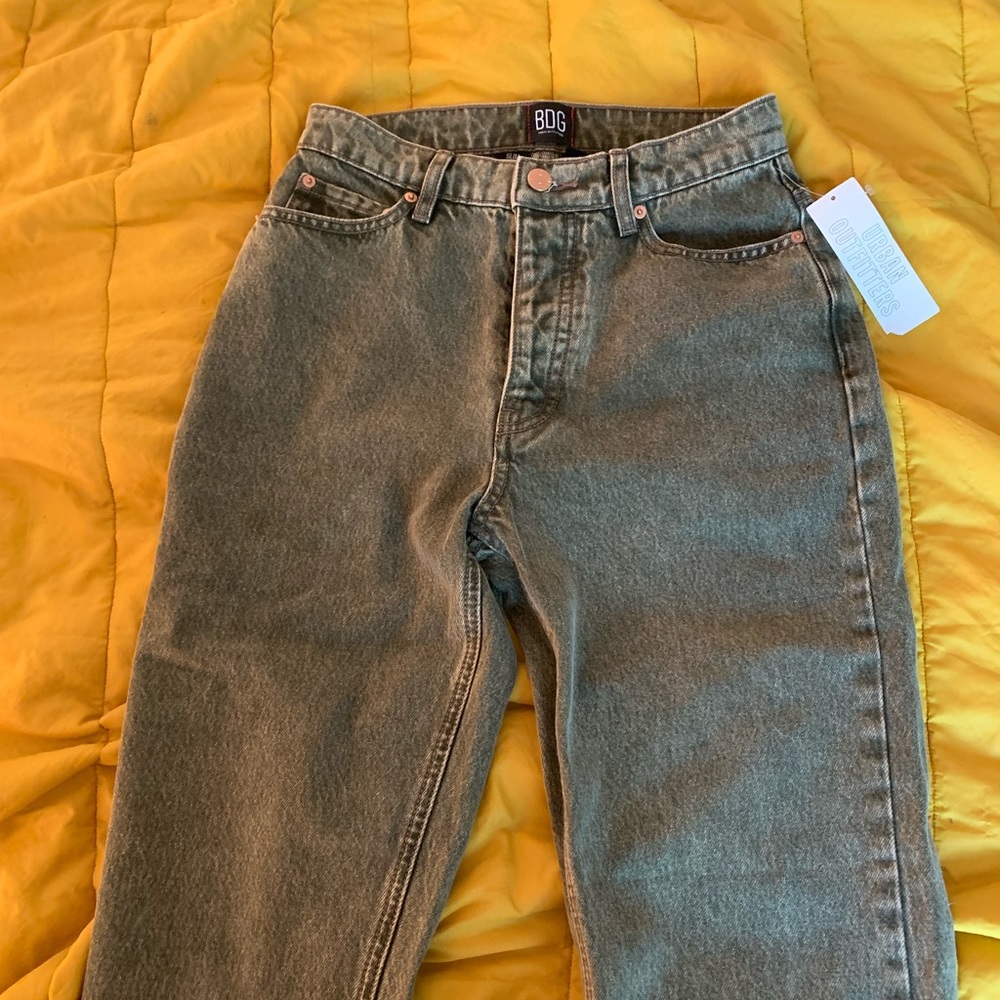 NWT high waisted mom jeans from UO. size 27